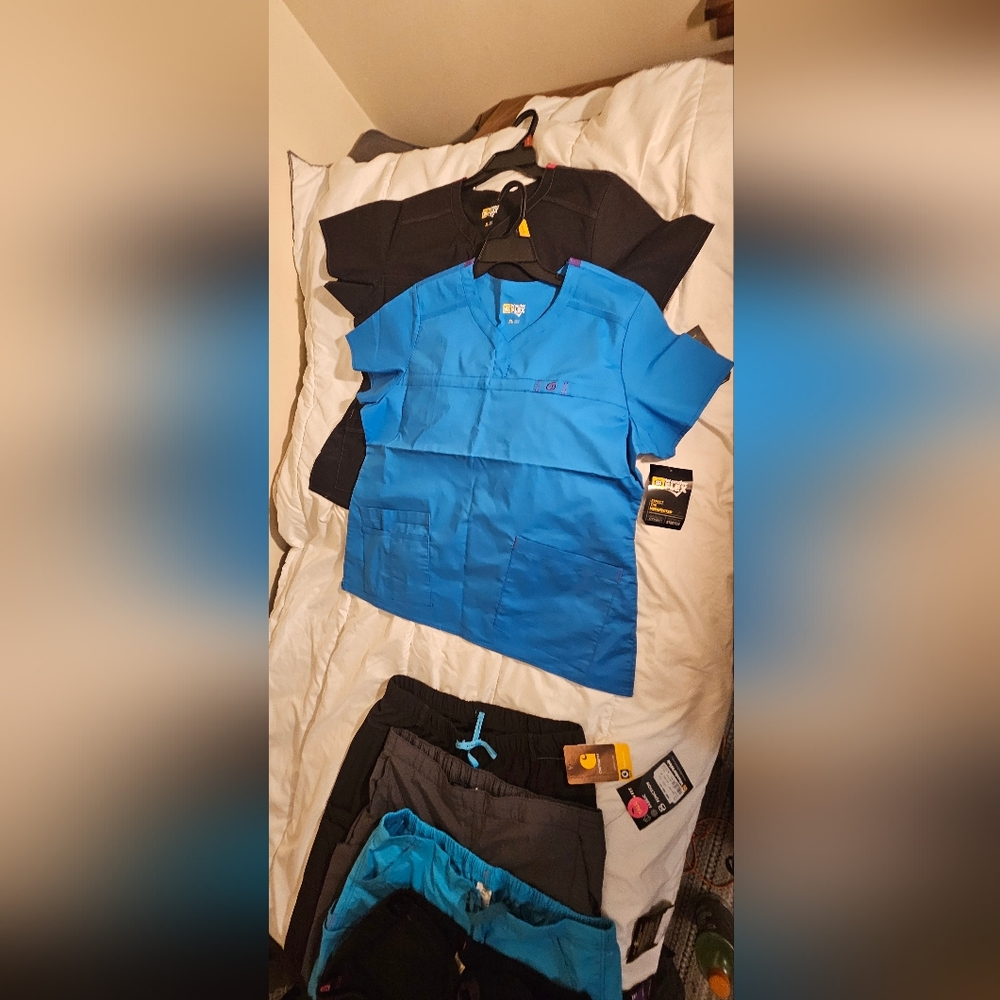 XL Scrubs (2 tops + 4 bottoms)
